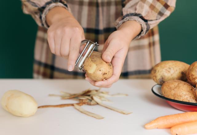 Cette façon d'utiliser un économe permet d'éplucher des pommes de terre en un temps record !