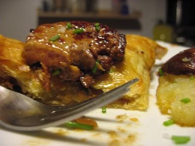 Foie gras en croûte feuilletée et oignons confits