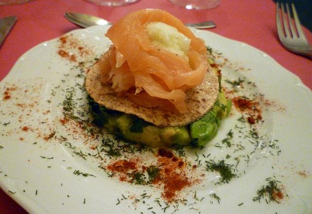 Rose de saumon fumé à l'avocat et sorbet au citron vert: un délice glacé! 