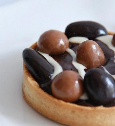 Tartelettes de Pâques au gingembre et deux chocolats et cône meringué