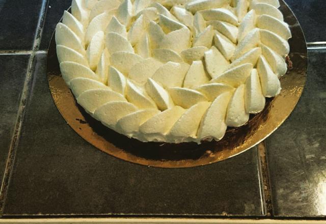 Tarte au chocolat noir et chantilly à la fève tonka