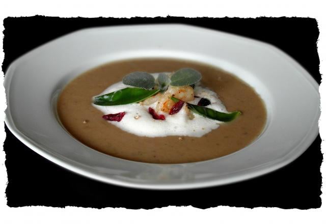 Velouté de châtaignes, cranberries et gambas