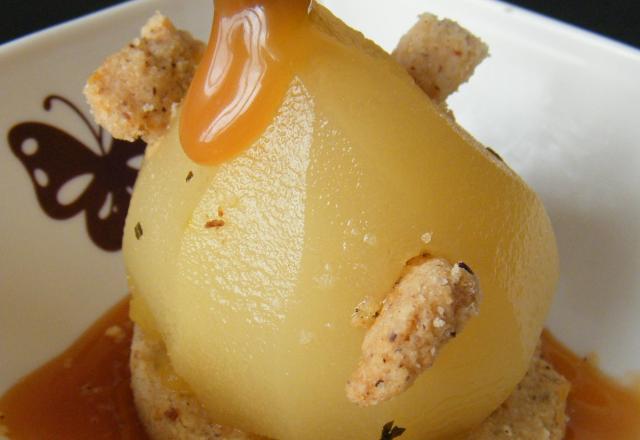 Poire pochée farcie avec une compotée de pommes, caramel et crumble aux noisettes