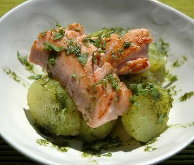 Salade tiède de pomme de terre, vinaigrette à l'oseille et saumon mi-cuit