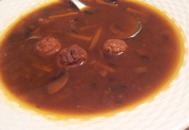 Soupe aux boulettes de viande et fèves noires