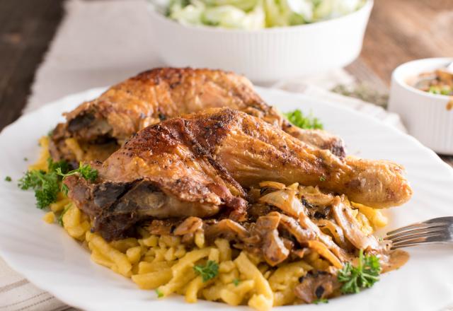 “C’est le plat du dimanche de janvier ” : Cyril Lignac partage une recette savoureuse de poulet avec des spätzle maison