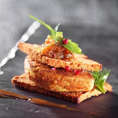 Escalope de foie gras à la poudre de pain d'épices, duo de confits