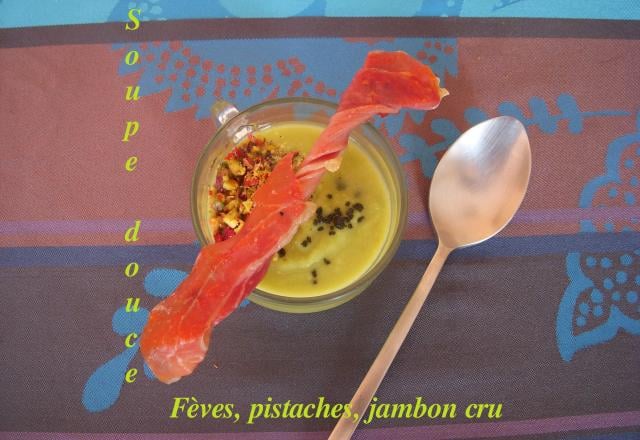 Soupe de fèves au jambon fumé et pistaches