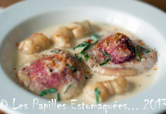 Raviolis de pommes de terre, farcis au chèvre, betterave et roquette