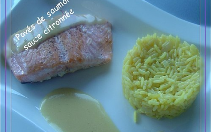 Filets de saumon sauce citronnée et son riz safrané