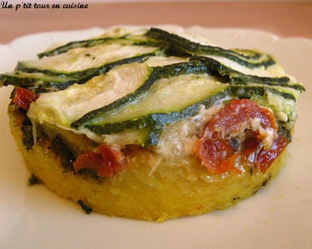 Polenta au pistou, tomates séchées et aux courgettes