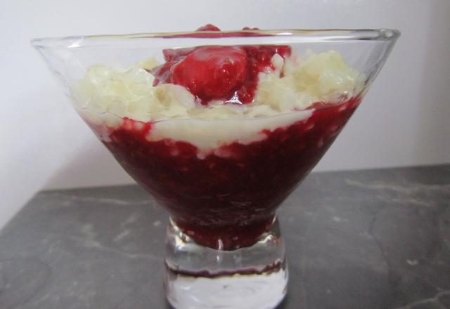 Riz au lait, fraises, framboises et spéculoos