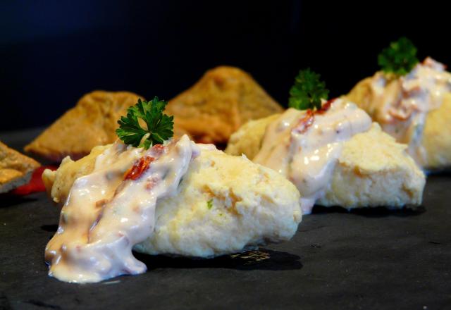 Gâteau de foies de volaille, quenelles sauce Boursin échalote et ciboulette et tomates confites