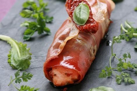 Pavés de saumon en robe de jambon cru aux tomates séchées et basilic