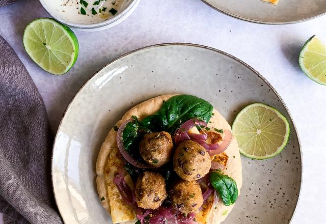 Pains pitta aux falafels, halloumi et sauce au yaourt