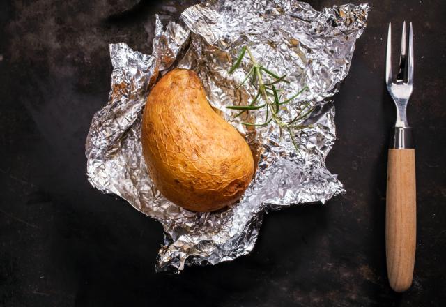 Pomme de terre au barbecue avec aluminium