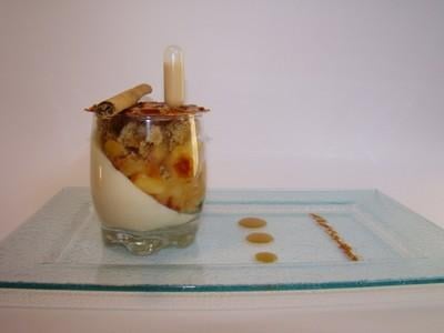 Verrine aux pommes caramélisées à la cannelle, panna cotta confiture de lait, streusel vanille noix, tuile de nougatine et petite sauce au Pommeau