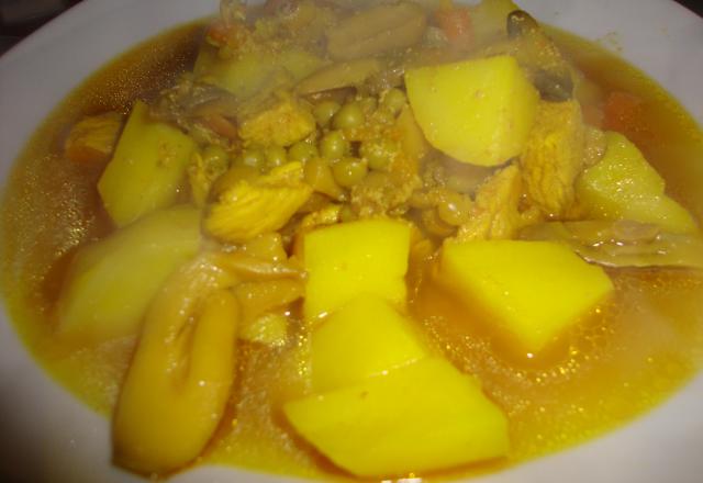 Marqa (ragoût tunisien) aux petits pois carottes, champignons, pommes de terre et poulet