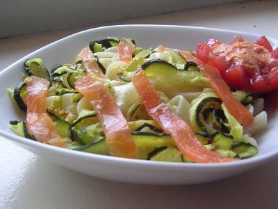 Salade de tagliatelles, saumon et courgettes