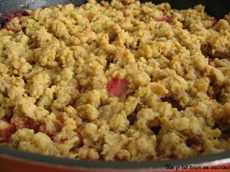 Crumble à l'abricot, aux fraises et à la banane, flocons d'avoine et vanille