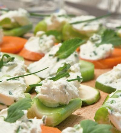 Canapés de légumes au fromage frais et aux herbes