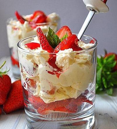 Eton Mess ou verrines de fraises, meringue et crème fouettée