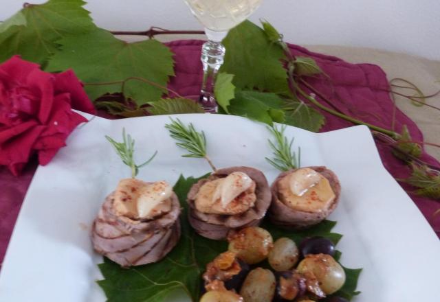 Aiguillettes au cœur de foie gras parfumé d'ail blanc et trio de raisins au Floc de Gascogne