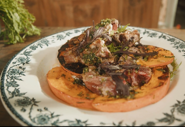 Agneau grillé au feu de bois et courge, pesto d'herbes