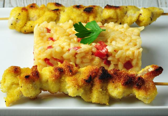 Brochettes de dinde pannées et son risotto aux poivrons rouges