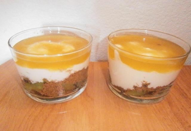 Verrine kiwi, speculoos, fromage blanc et coulis de figue de barbarie