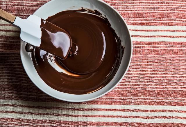 Faire fondre le chocolat au micro-ondes : les astuces pour ne pas le brûler et obtenir une préparation lisse et brillante !