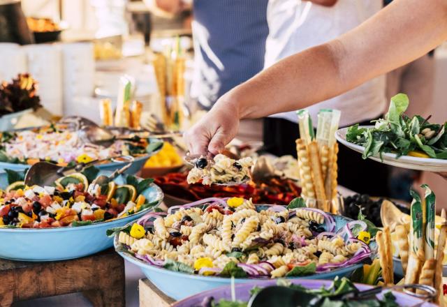 Pourquoi a-t-on les yeux plus gros que le ventre dans les buffets à volonté ?