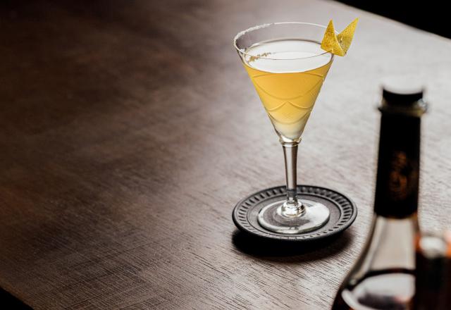 Cocktail à base de champagne, angostura et cognac