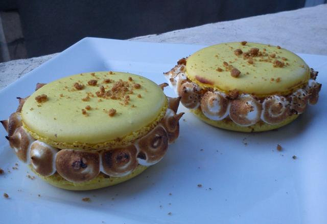 Tarte au citron meringuée servie en macarons