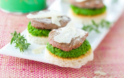 Toast d'agneau, purée de pois et parmesan