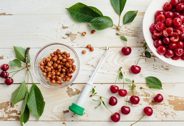 Comment dénoyauter rapidement des cerises avec ou sans dénoyauteur ?