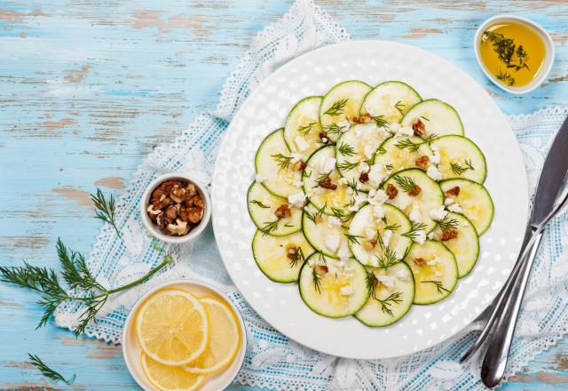 3 salades très fraîches avec de la courgette crue