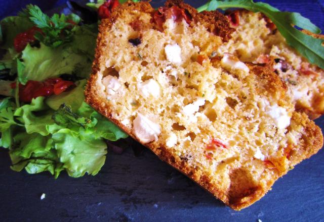 Cake feta, tomates séchées et olives