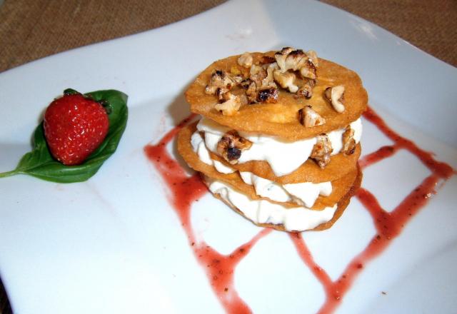 Mille-feuilles de roquefort et noix, coulis fraise basilic