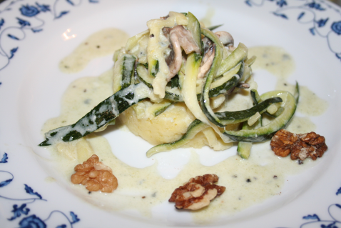 Ecrasée de pommes de terre aux spaghetti de courgettes aux champignons et à la crème de roquefort