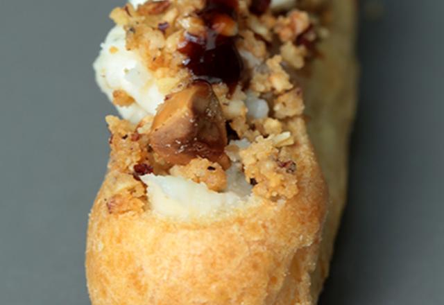 Mini éclairs compotée de poires aux raisins, roquefort Papillon, crumble de noisettes sirop de Liège balsamiqué