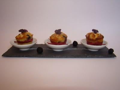 Petits moelleux aux mûres, écorces de citron confit, et sirop de violette