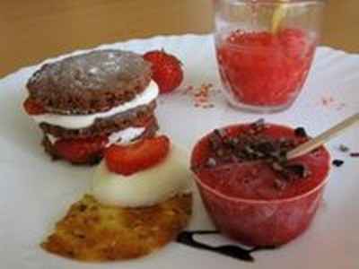 Sablés au chocolat à la fraise façon mille feuille, granité de fraises, tuile fraise orange au grué de cacao et sucette à la fraise