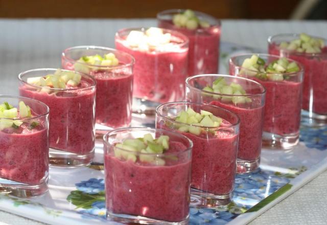 Gaspacho de betteraves rouges, amandes et yaourt de chèvre