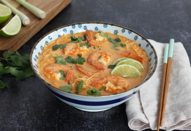 Soupe thaï au curry rouge, crevettes et vermicelles de riz  : la recette qui réchauffe et régale à tous les coups !