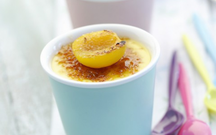 Petits pots de crème brûlée aux abricots confits