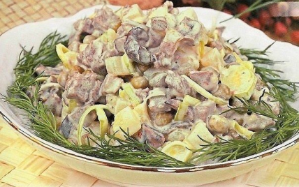 Salade de bœuf avec des champignons