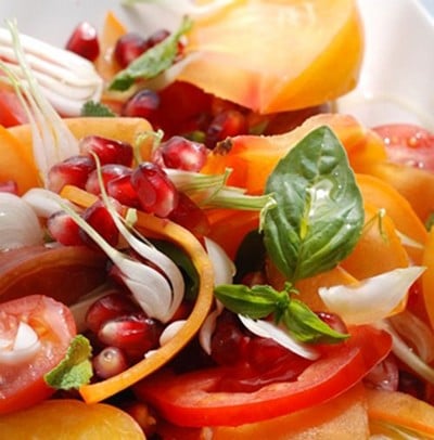 Salade parfumée de tomates et de fruits