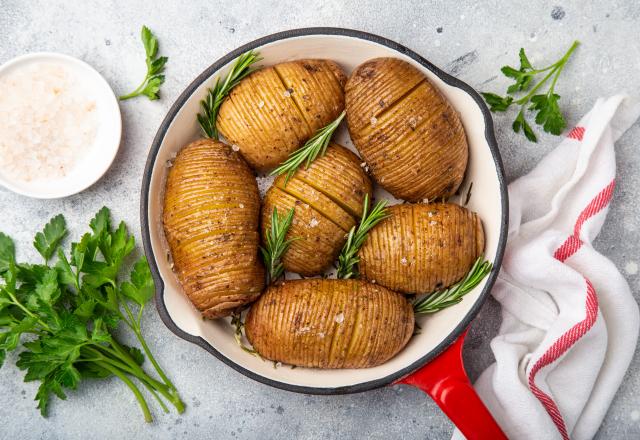 De délicieuses pommes de terre Hasselback si faciles à préparer que tout le monde peut le faire !