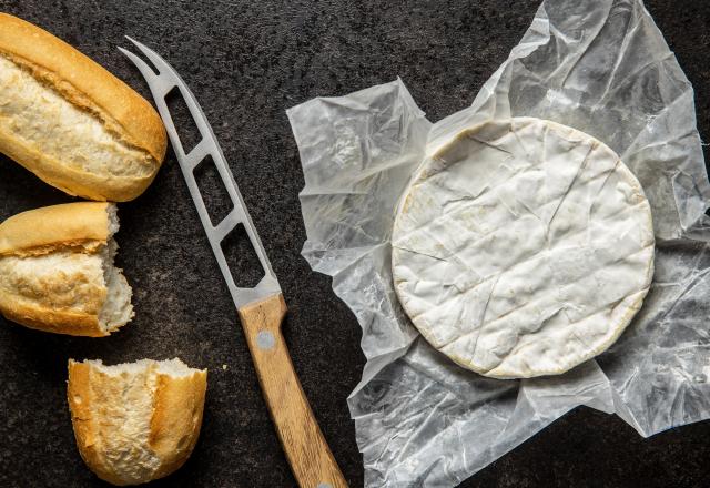 Incroyable : vous ne devinerez jamais à quoi servent les trous sur les couteaux à fromage !